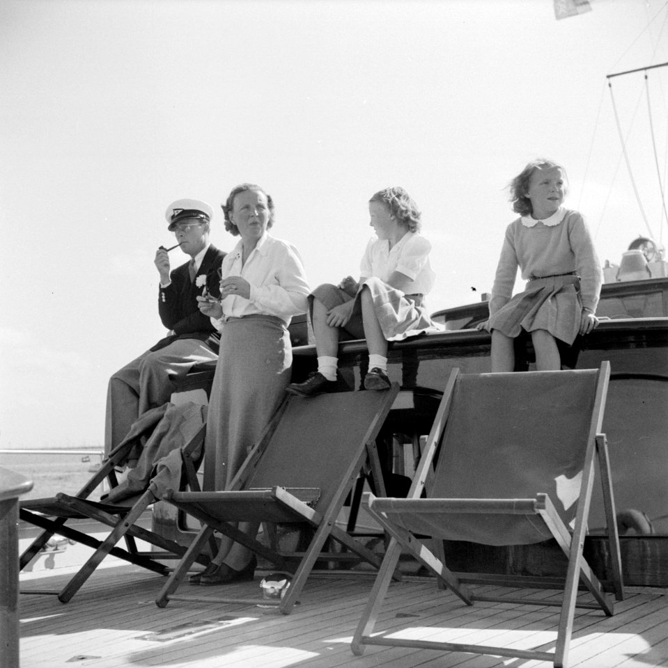 Prins Bernhard en de prinsessen Juliana, Beatrix en Irene kijken naar voorbijvar, Bestanddeelnr 255-7617