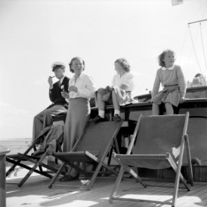 Prins Bernhard en de prinsessen Juliana, Beatrix en Irene kijken naar voorbijvar, Bestanddeelnr 255-7617