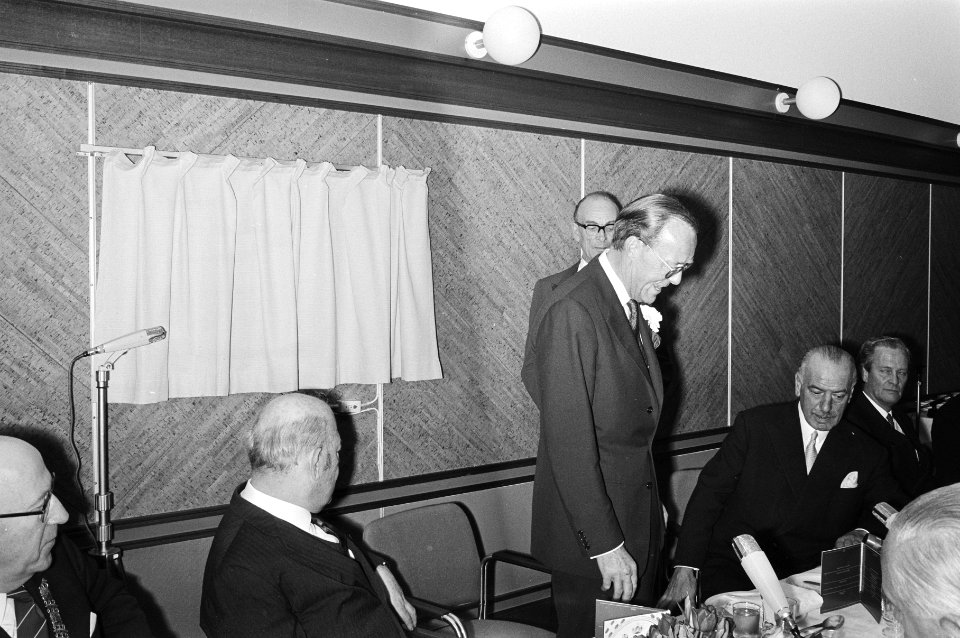 Prins Bernhard (midden, staand), Bestanddeelnr 924-4280