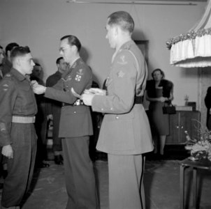 Prind Bernhard spelt een militair een onderscheiding op, Bestanddeelnr 255-8060