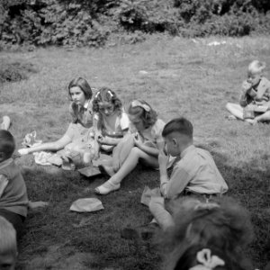Prindes Beatrix met enkele andere leerlingen in de tuin, Bestanddeelnr 255-7378