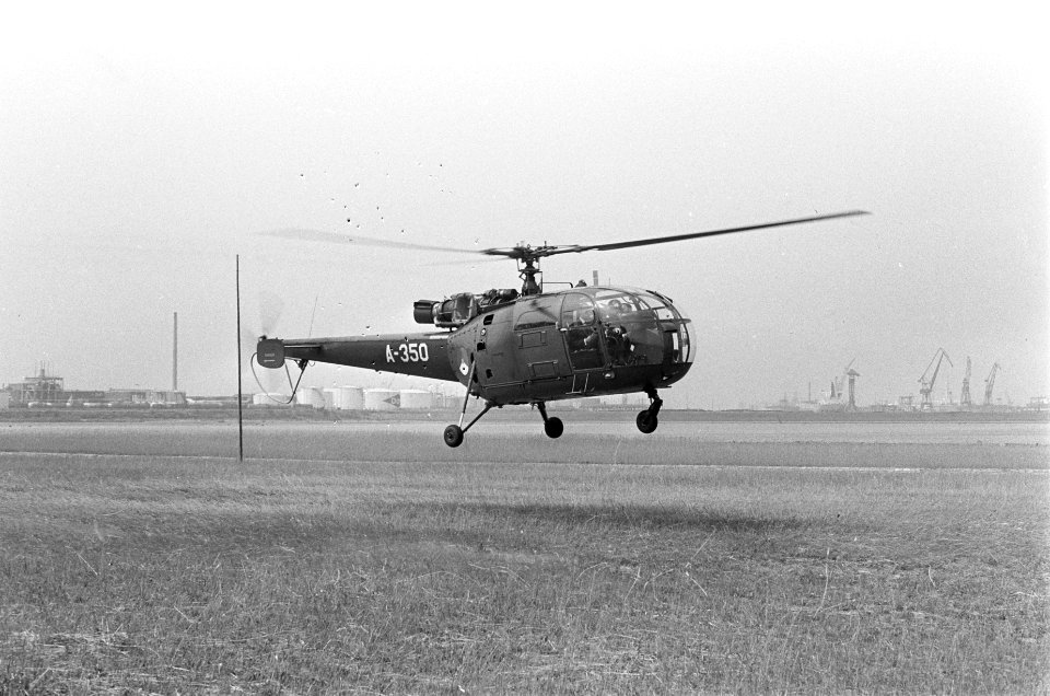 Prins Bernhard aan boord van helikopter, Bestanddeelnr 920-4804