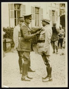 Prince Arthur of Connaught decorating a French General, Bestanddeelnr 158-0988