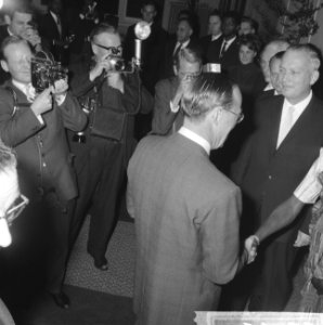 Prins Bernhard bezoek gebracht aan de Rijks Hoge School voor Tropische Landbouw , Bestanddeelnr 915-7433