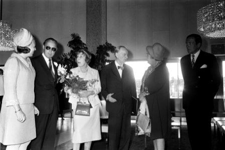 Prins Bernhard, Mevrouw Scharoun, Hans Scharoun, koningin Juliana, prins Claus, Bestanddeelnr 923-5590