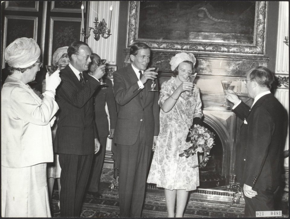 Prins Bernhard, Claus von Amsberg en prinses Beatrix heffen het glas, Bestanddeelnr 021-0481