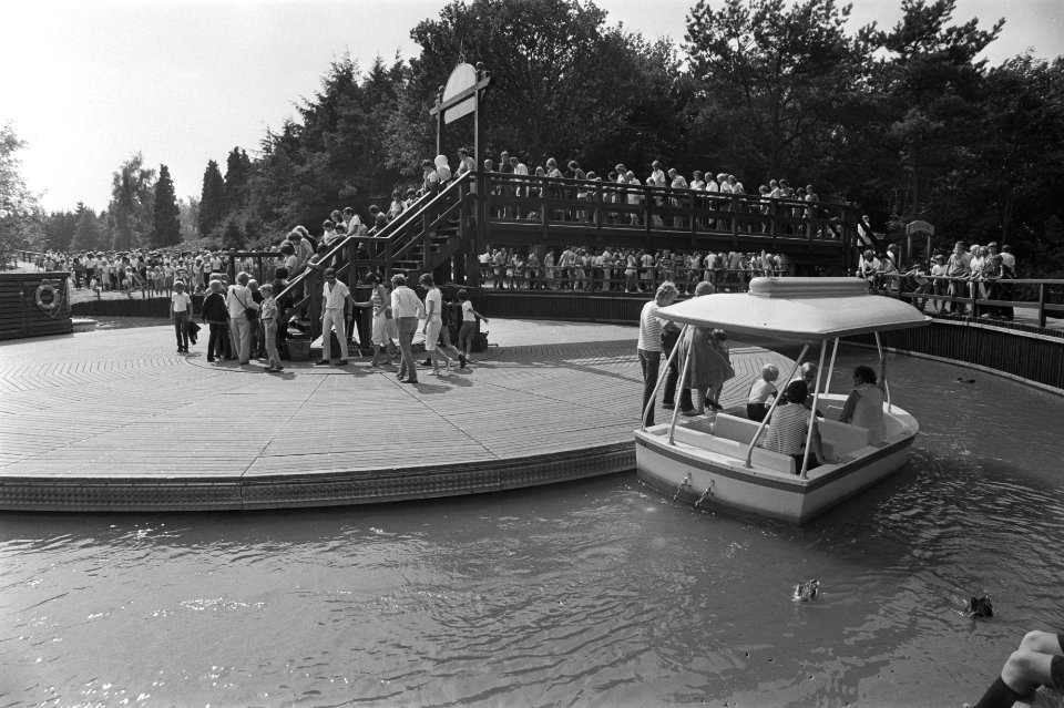 Pretpark de Efteling drukte bij de gondels, Bestanddeelnr 932-2736