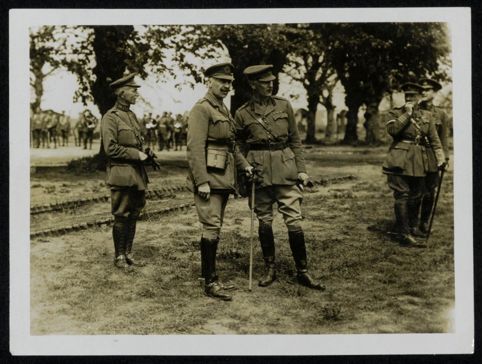 Prince Alexander of Teck and an army staff officer, Bestanddeelnr 158-0282