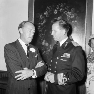 Prins Bernhard (zonder bril) aanwezig bij receptie Manifestatie 1916 Nederland t, Bestanddeelnr 919-2395