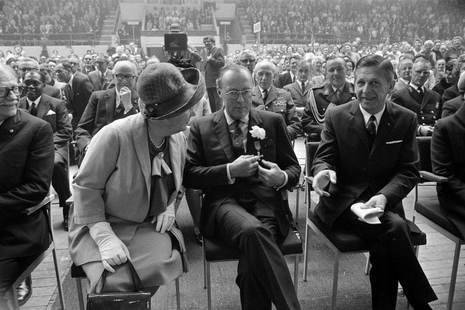 Prins Bernhard bekijkt het Gouden Kruis dat hij heeft ontvangen, Bestanddeelnr 923-4904