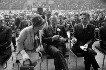 Prins Bernhard bekijkt het Gouden Kruis dat hij heeft ontvangen, Bestanddeelnr 923-4904