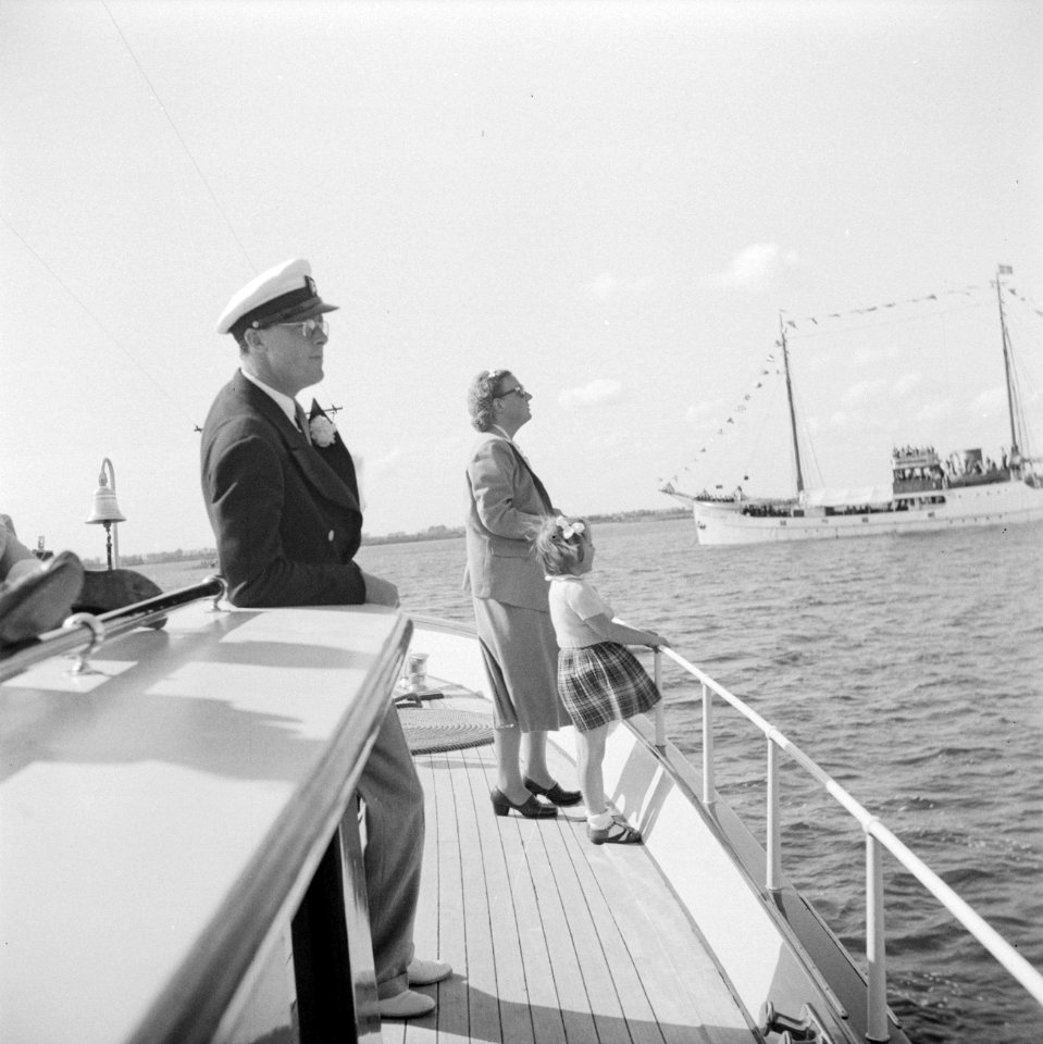 Prins Bernhard, prinses Juliana en prinses Margriet aan dek, Bestanddeelnr 255-7661