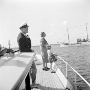 Prins Bernhard, prinses Juliana en prinses Margriet aan dek, Bestanddeelnr 255-7661