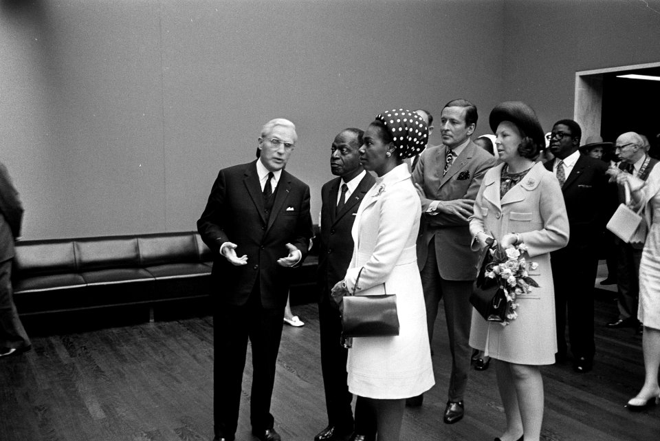 President Houphouët-Boigny en diens echtgenote bezoeken met prins Claus en prins, Bestanddeelnr 923-5736