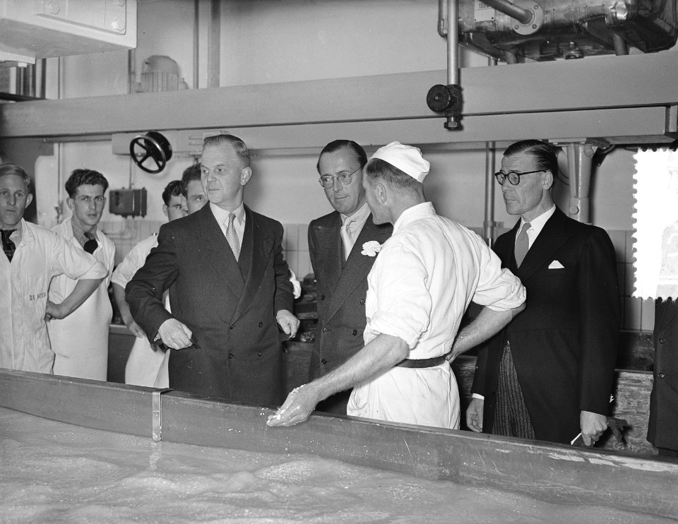Prins Bernhard bezoekt industriegebied Etten Leur , Coop. Zuivelfabriek De Hoop, Bestanddeelnr 907-3665