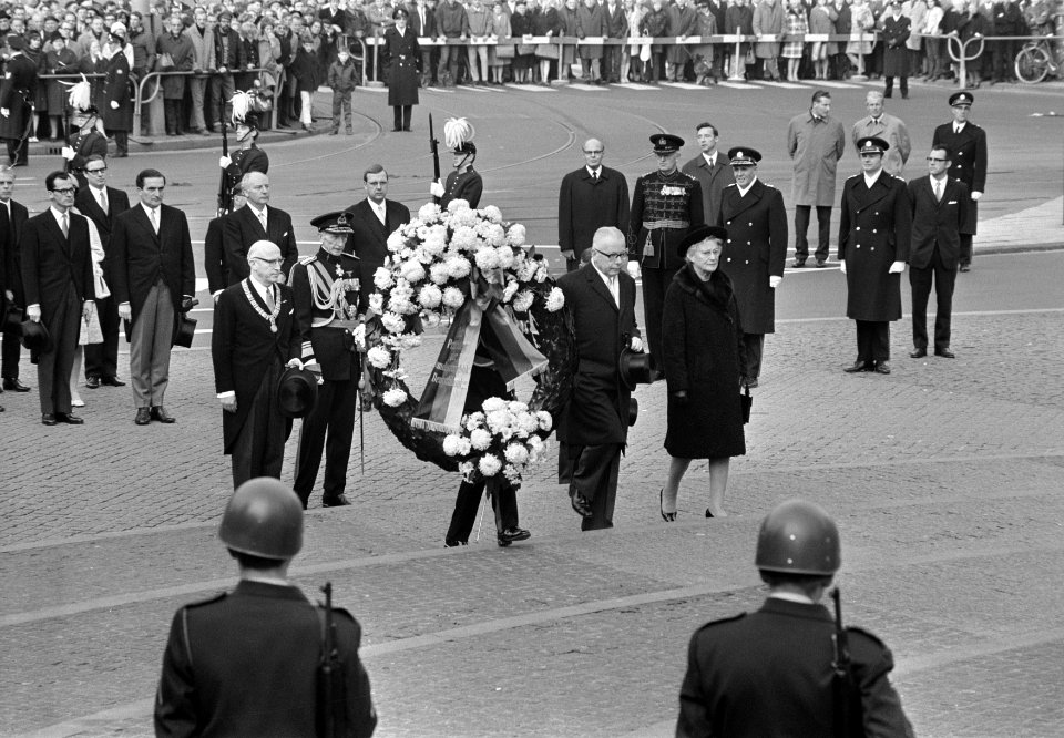 President Heinemann en zijn vrouw leggen een krans bij het Monument op de Dam l, Bestanddeelnr 923-0087