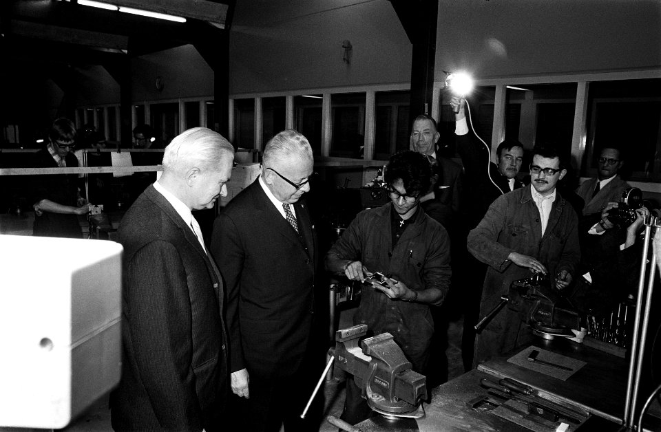 President Heinemann en koningin Juliana bezoeken het Centrum voor Vakopleiding v, Bestanddeelnr 923-0161