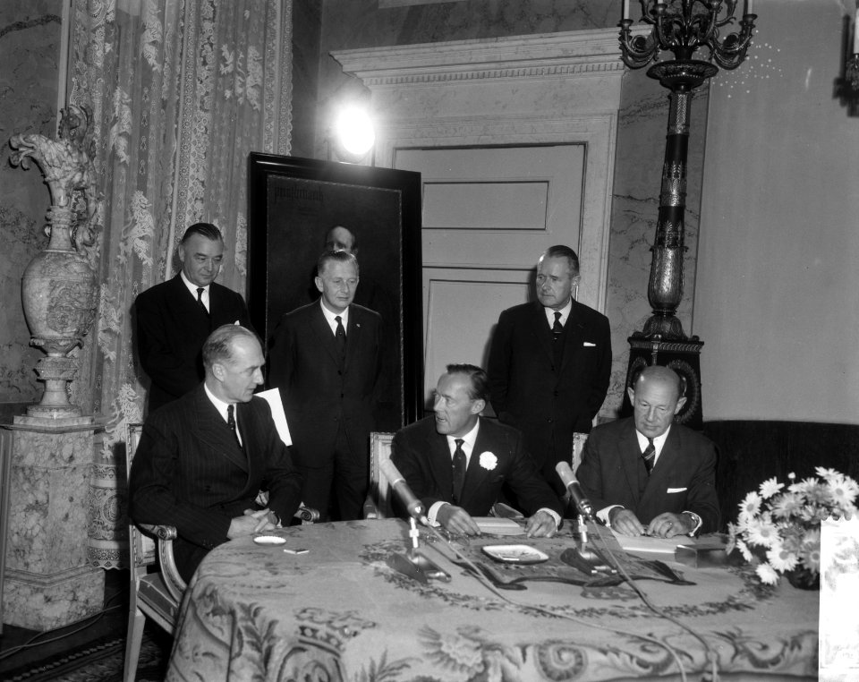 Prins Bernhard (midden) tijdens de ondertekening van de overeeenkomst, Bestanddeelnr 918-4350