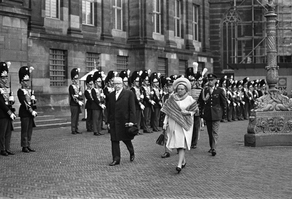 President Heinemann en koningin Juliana inspecteren voor het Paleis op de Dam de, Bestanddeelnr 923-0190