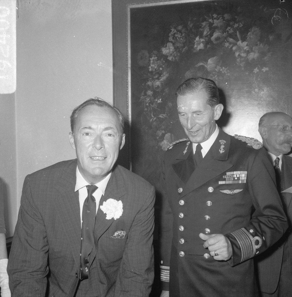 Prins Bernhard (zonder bril) aanwezig bij receptie Manifestatie 1916 Nederland t, Bestanddeelnr 919-2400