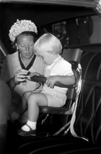 Prins Alexander in een autostoeltje, naast hem Prinses Beatrix, Bestanddeelnr 922-6751