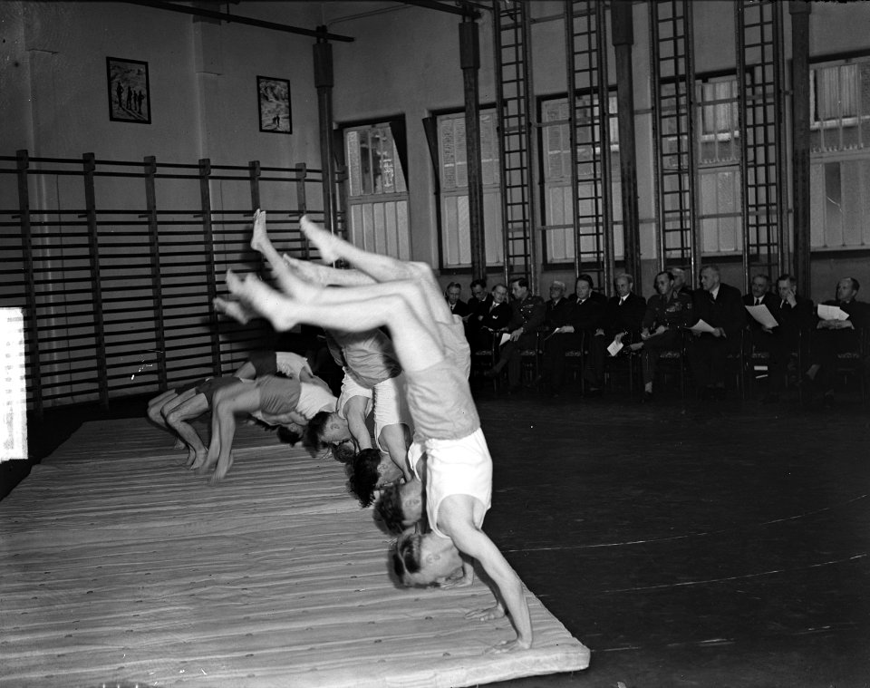 Prins Bernhard bij uitvoering Academie van LO, Bestanddeelnr 903-3019