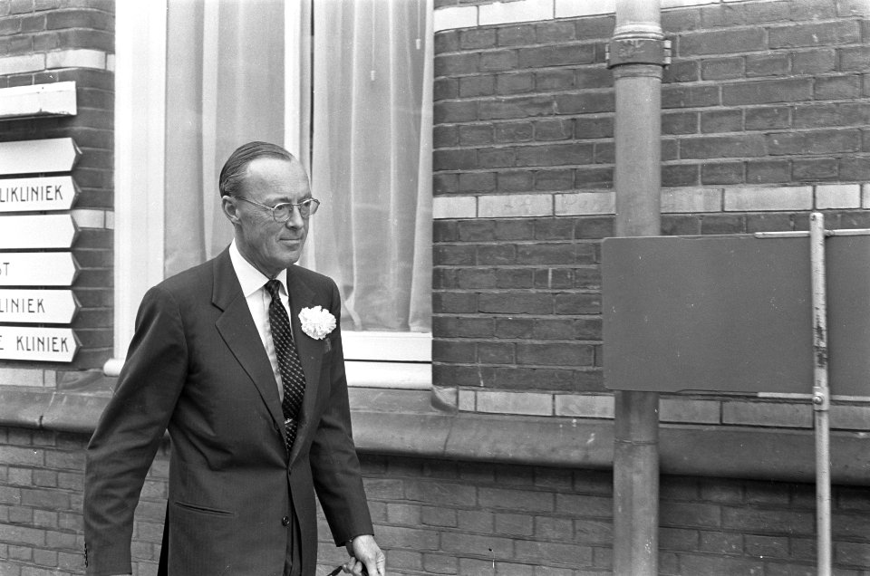 Prins Bernhard bezocht kleinzoon en Beatrix, Bestanddeelnr 920-2780