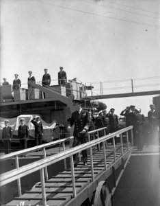 Prins Bernhard aan boord van Hr. Ms. Kortenaer, Bestanddeelnr 902-2384