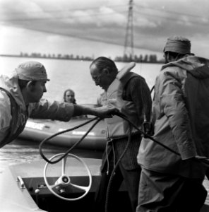 Prins Bernhard bij reddingsactie van KNBRD op Veluwemeer Prins Bernhard hard in , Bestanddeelnr 929-1764