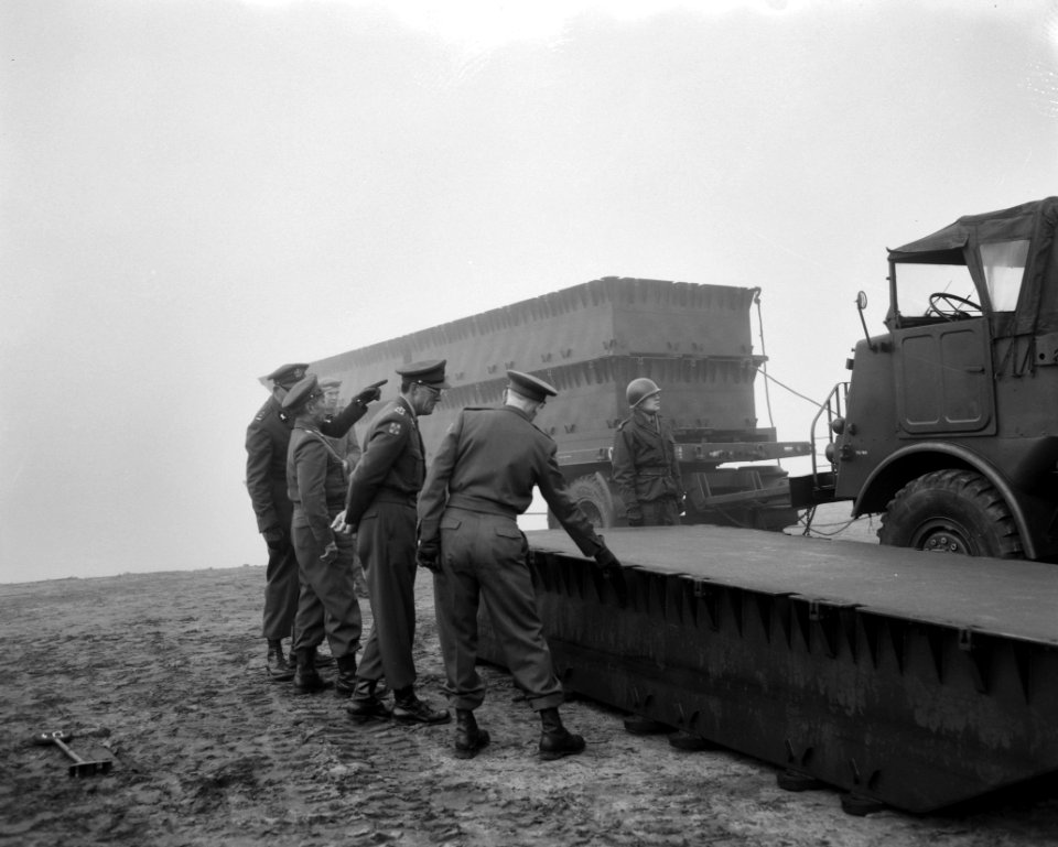Prins Bernhard bij demonstratie geniemateriaal van K L te Hedel Prins Bernhar, Bestanddeelnr 915-7848