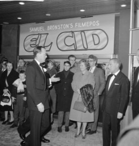 Prins Bernhard bij premiere El Cid te Rotterdam Prins Bernhard in gesprek, Bestanddeelnr 913-2911
