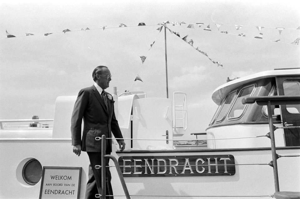 Prins Bernhard doopt gaffelschoener Eendracht in Amsterdam Noord Prins Bernh, Bestanddeelnr 927-2289