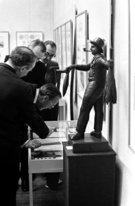Prins Bernhard bekijkt de tentoonstelling, Bestanddeelnr 922-5490