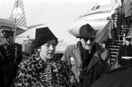 Prins Aschwin en Prinses Simone in Nederland, hier op Schiphol, Bestanddeelnr 914-8572