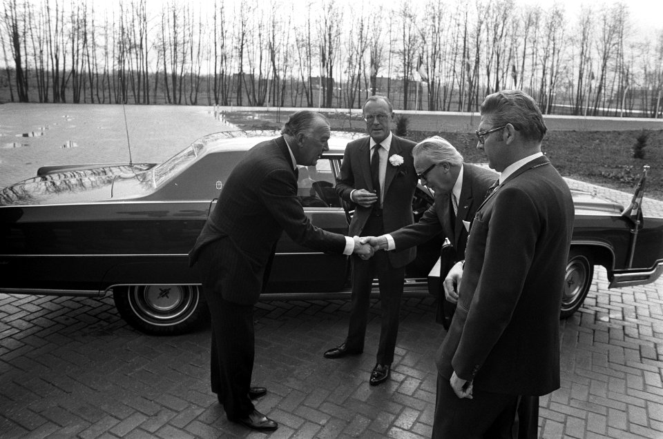 Prins Bernhard en prins Bert van Zweden bij het afscheid, Bestanddeelnr 925-5438