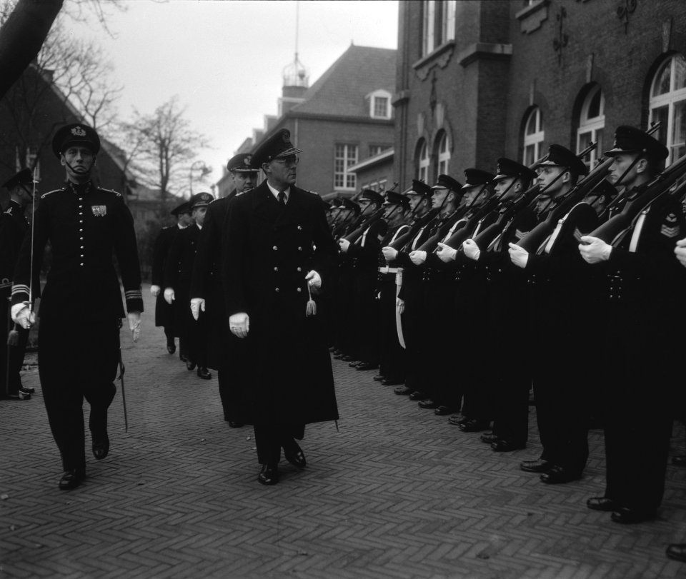 Prins Bernhard brengt in zijn functie van Inspecteur Generaal der Koninklijke Ma, Bestanddeelnr 909-9811