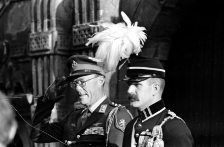 Prins Bernhard en de commandant van Pro Patria, luitenant K.A. Houtzager tijdens, Bestanddeelnr 919-7492