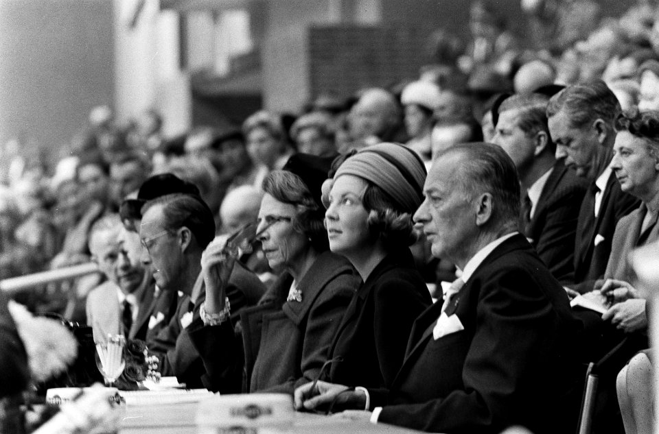 Prins Bernhard en Prinses Beatrix brachten bezoek aan Irenehal in Utrecht (landb, Bestanddeelnr 916-9234