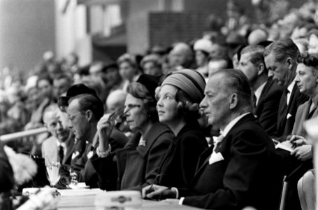 Prins Bernhard en Prinses Beatrix brachten bezoek aan Irenehal in Utrecht (landb, Bestanddeelnr 916-9234