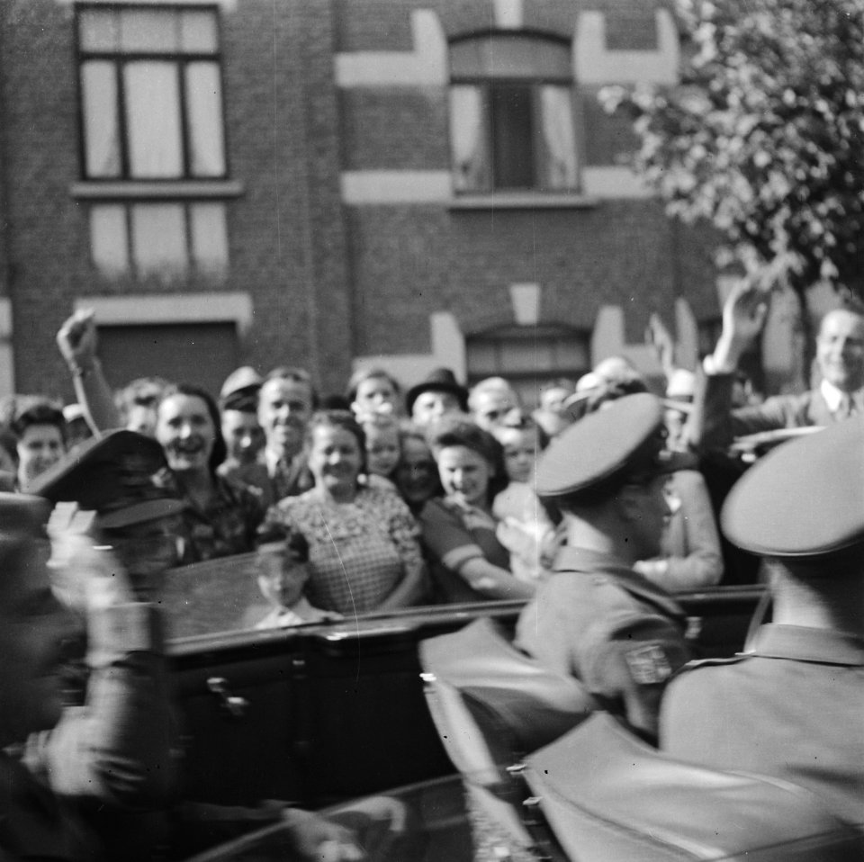 Prins Berhard zwaait vanuit zijn auto naar het publiek, Bestanddeelnr 900-5816