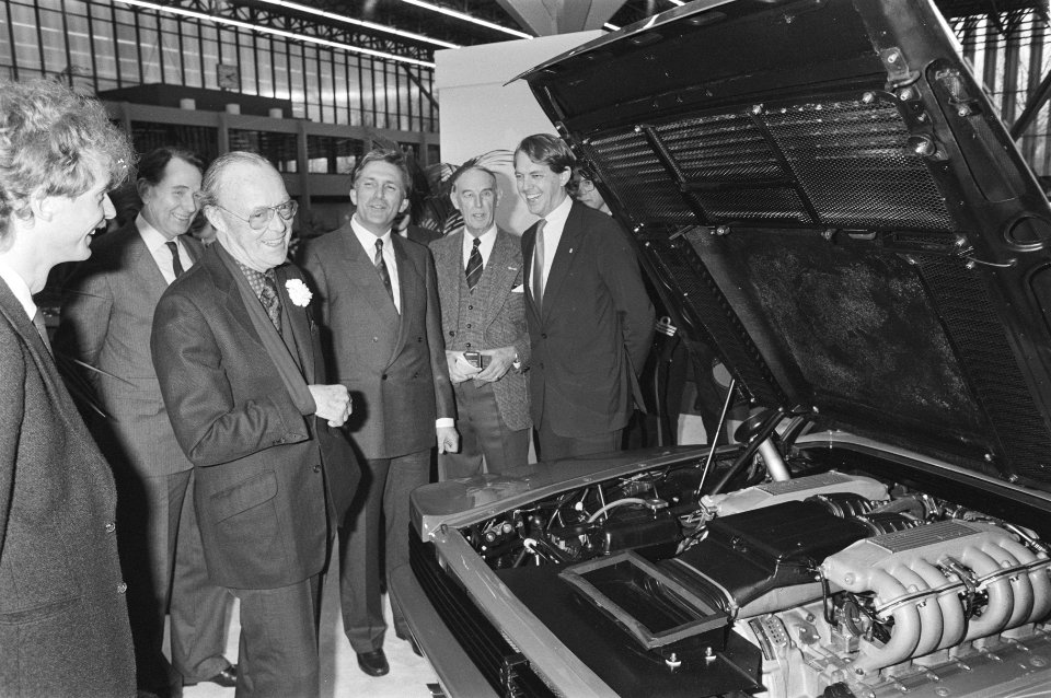 Prins Bernhard bezoekt Auto RAI'85 in Amsterdam bekijkt motor van Ferrari, Bestanddeelnr 933-2294
