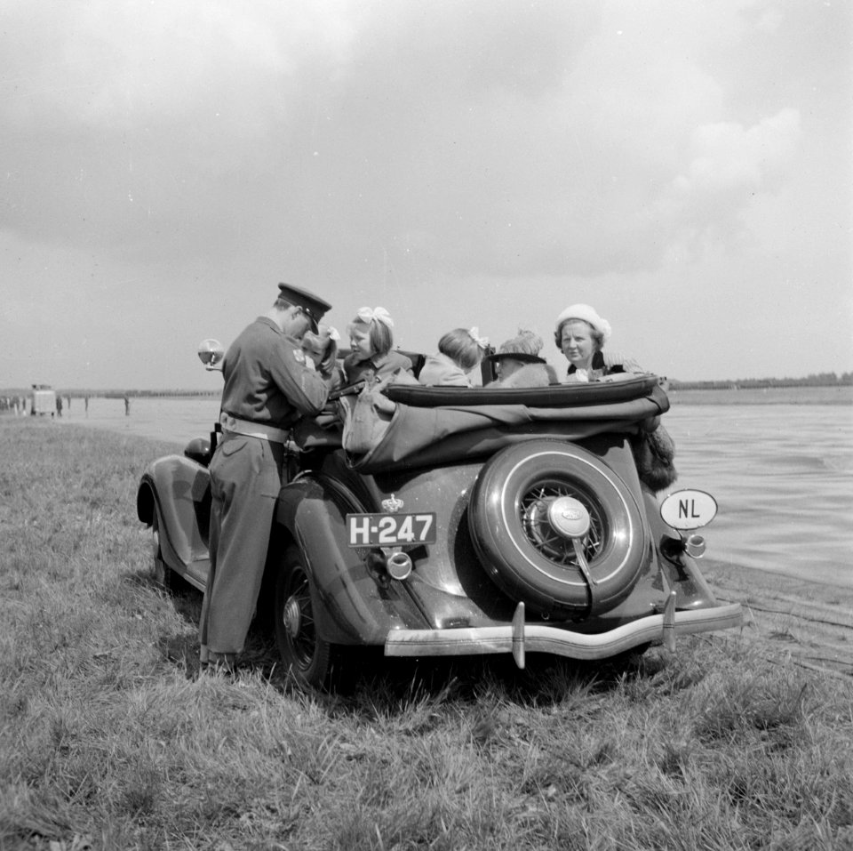 Prins Bernhard, prinses Juliana, prinses Beatrix, prinses Irene, prinses Margrie, Bestanddeelnr 255-7672
