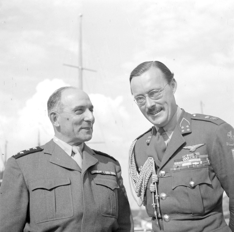 Prins Bernhard, met snor, met de Franse generaal de Lattre de Tassigny aan dek, Bestanddeelnr 255-7580