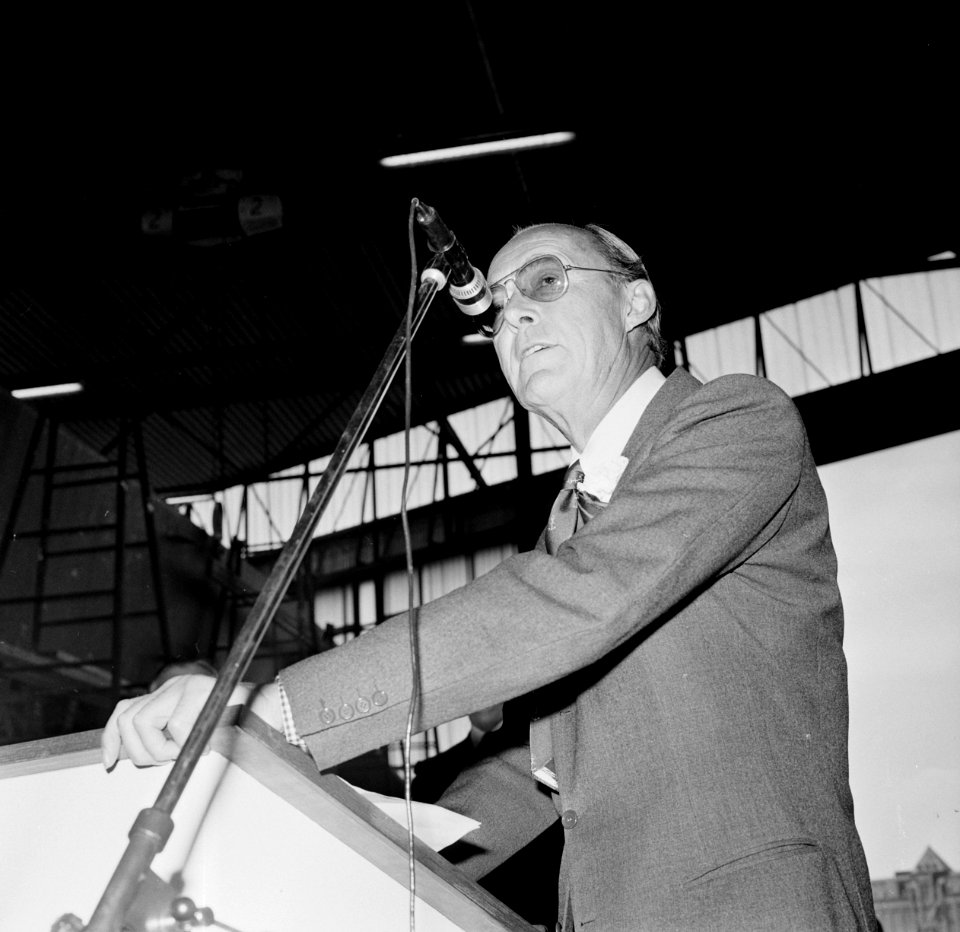 Prins Bernhard doopt gaffelschoener Eendracht in Amsterdam Noord Prins Bernh, Bestanddeelnr 927-2292