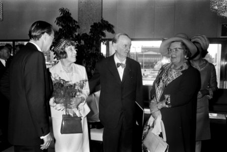 Prins Bernhard, Mevrouw Scharoun, Hans Scharoun, koningin Juliana, Bestanddeelnr 923-5589