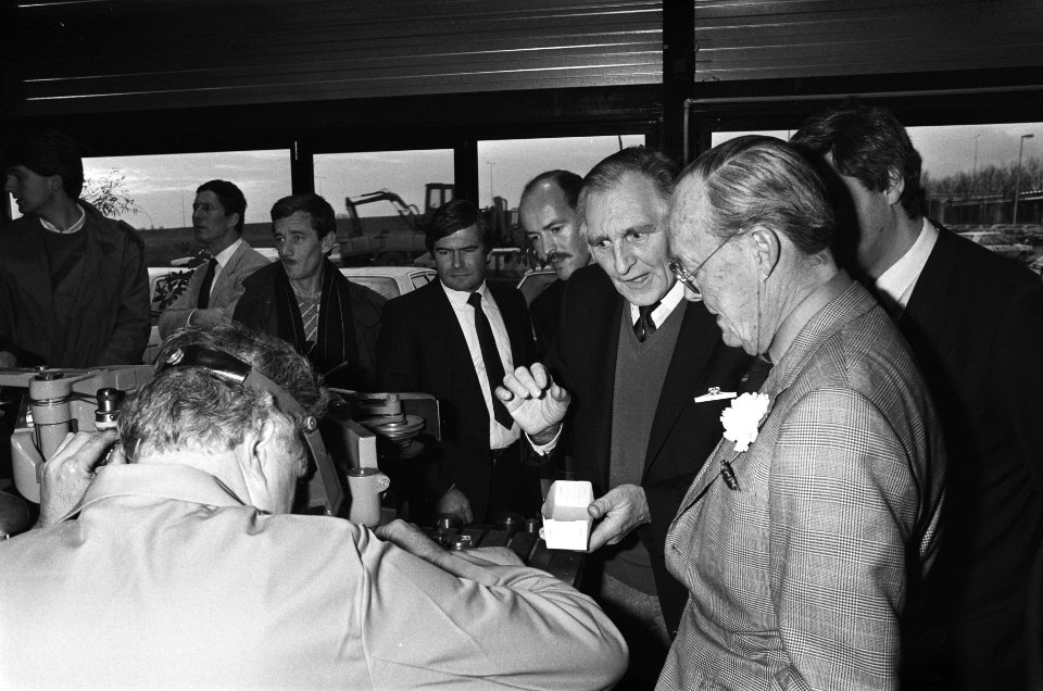 Prins Bernhard (r) opende in Zoetermeeer de nieuwe fabriek van de Koninklijke Ke, Bestanddeelnr 933-5205