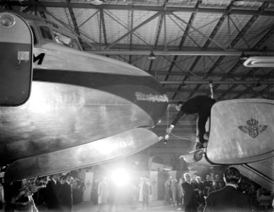 Prins Bernhard doopt DC-6, Bestanddeelnr 902-8315
