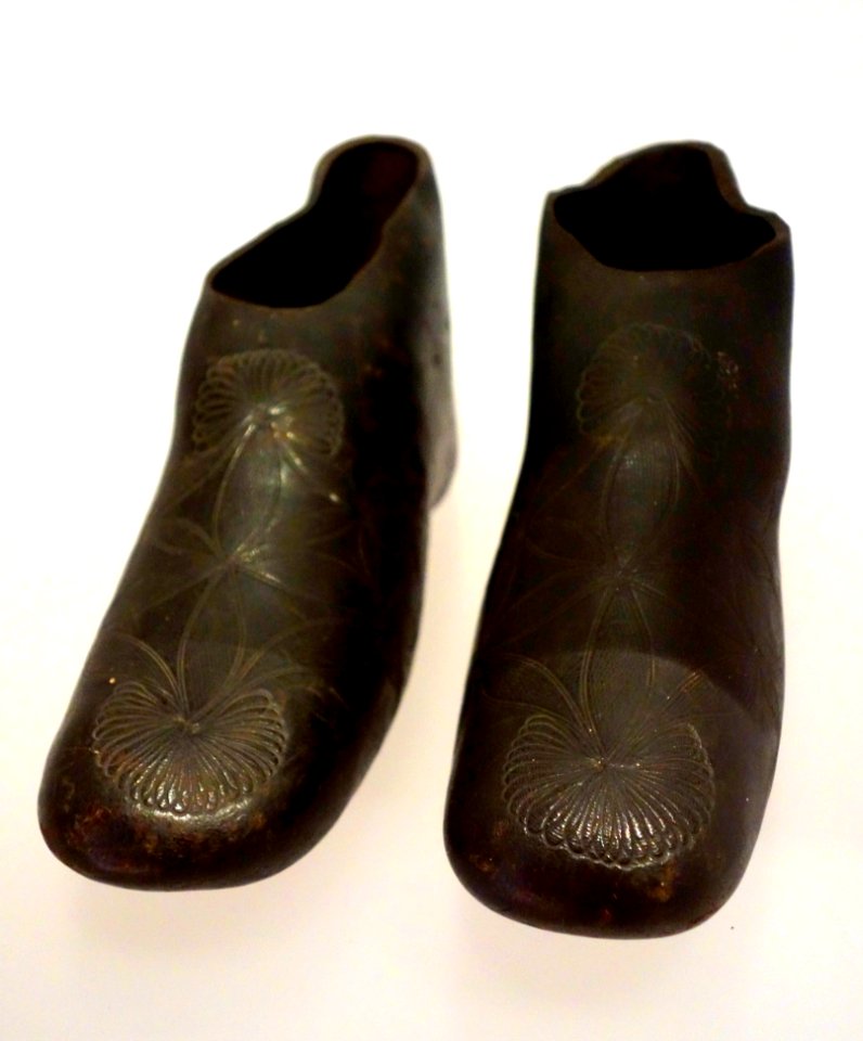 Pre-vulcanized rubber overshoes, 1830s, Brazil, made for the American market - Bata Shoe Museum - DSC00748