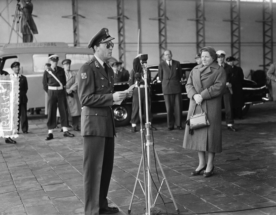 Prins Bernhard achter de microfoon, rechts koningin Juliana, Bestanddeelnr 906-7974