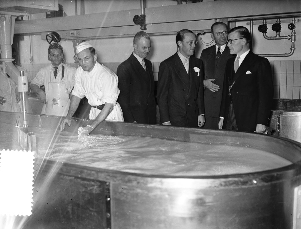 Prins Bernhard bezoekt industriegebied Etten Leur , Coop. Zuivelfabriek De Hoop, Bestanddeelnr 907-3670